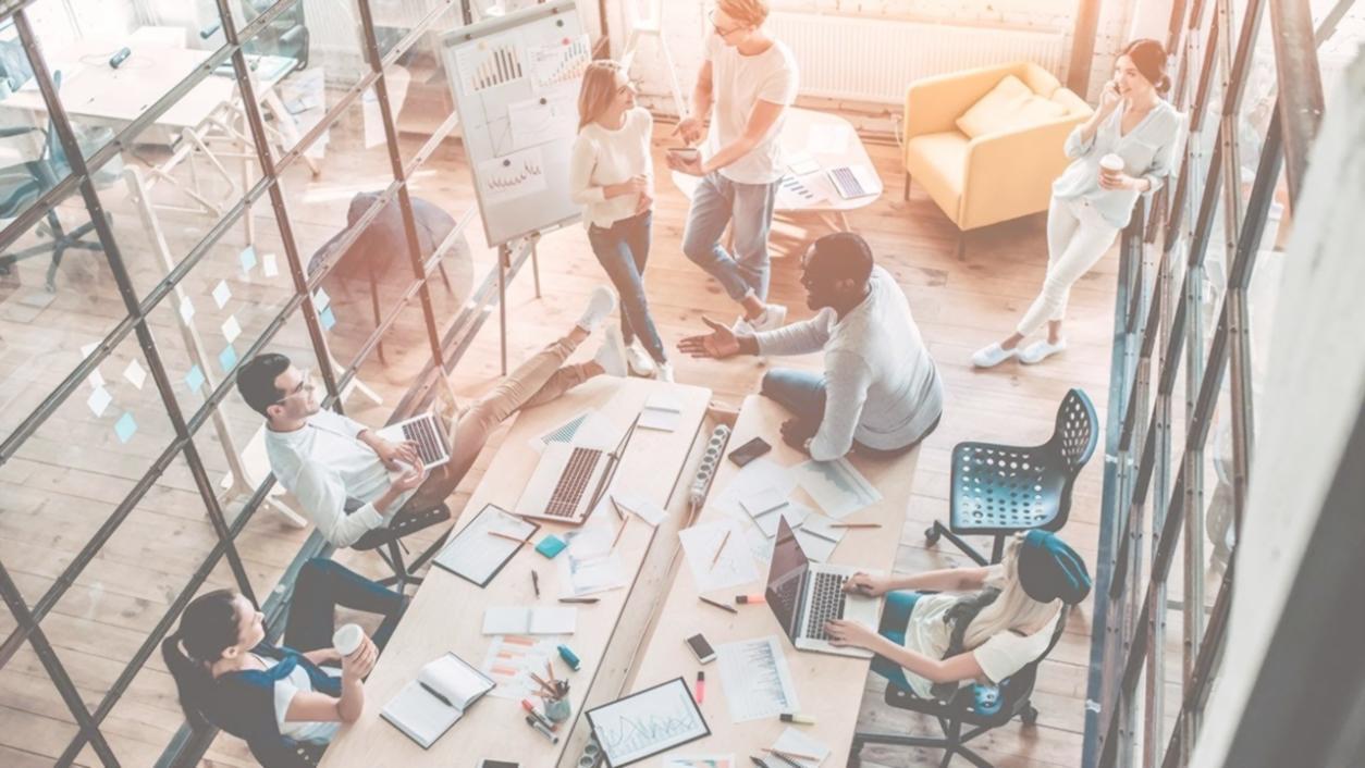 Équipe collaborative travaillant sur des stratégies d'allocation de capital